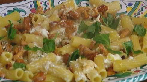 паста с грибами, рикоттой и базиликом