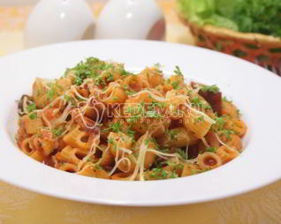 Паста с густой подливой из протертых помидоров с ветчиной