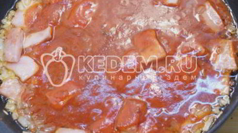 паста с густой подливой из протертых помидоров с ветчиной