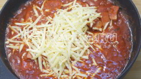 паста с густой подливой из протертых помидоров с ветчиной