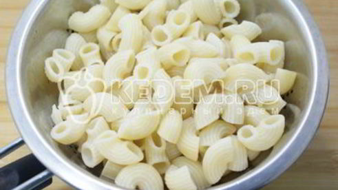 паста с густой подливой из протертых помидоров с ветчиной