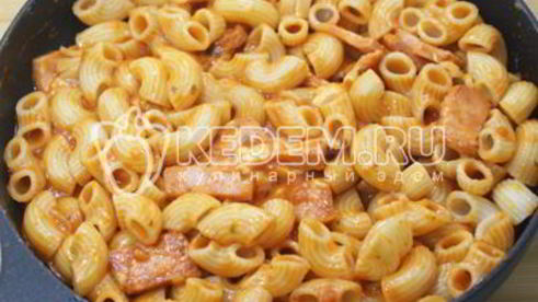паста с густой подливой из протертых помидоров с ветчиной