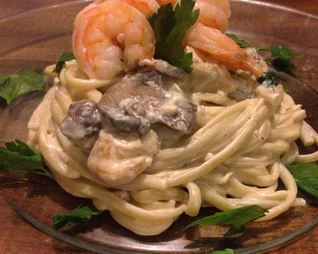 Паста с креветками и шампиньонами в сливочном соусе