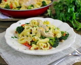 Паста с курицей и овощами