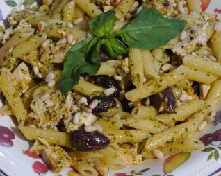 Паста с курицей, оливками и соусом песто