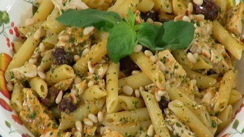 паста с курицей, оливками и соусом песто