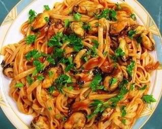 Паста с мидиями в томатном соусе