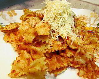 Паста с пармезаном, сухариками и чесноком