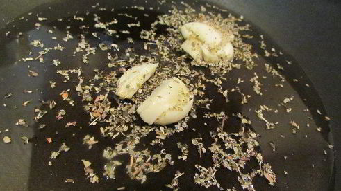 паста с пармезаном, сухариками и чесноком