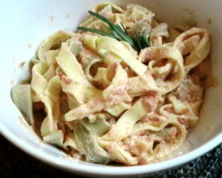 Паста с сыром рикотта и томатным соусом