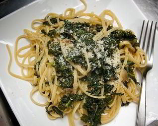 Паста с тушеной капустой кале