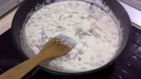 паста с ветчиной и грибами в сливочном соусе