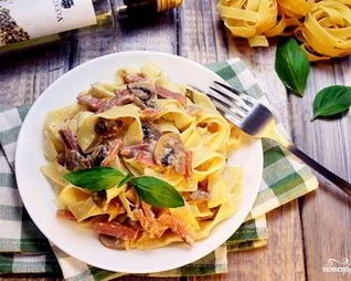Паста с ветчиной и грибами