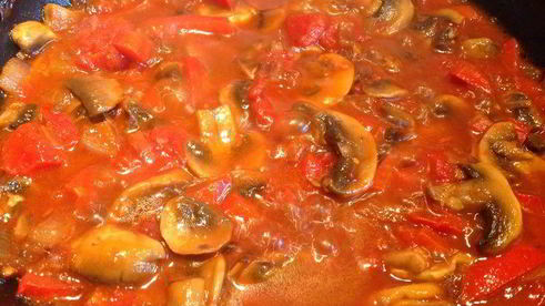 паста в томатном соусе с грибами