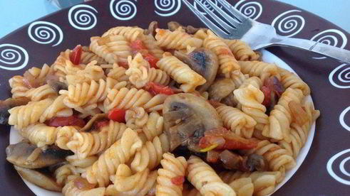 паста в томатном соусе с грибами