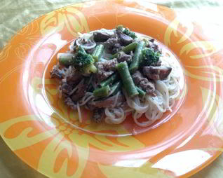 Рисовая лапша с куриной печенью и овощами