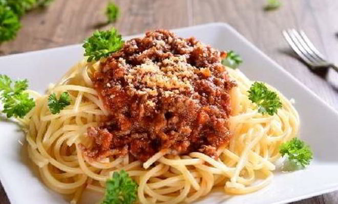 Спагетти болонезе с травами