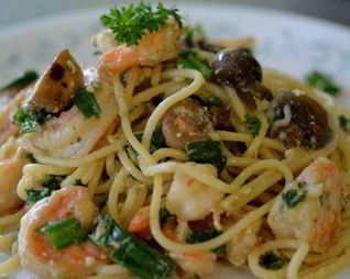 Спагетти с креветками и грибами