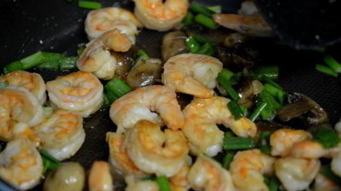 спагетти с креветками и грибами