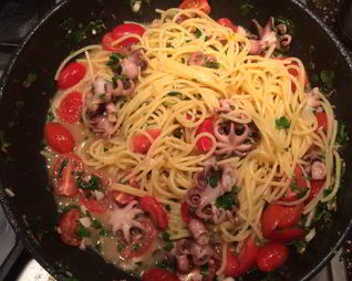 Спагетти с мини осьминогами