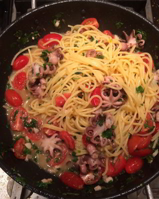 Спагетти с мини осьминогами