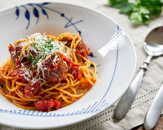 Спагетти с мясными шариками в томатном соусе