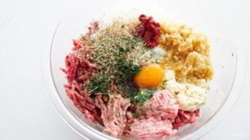 спагетти с мясными шариками в томатном соусе