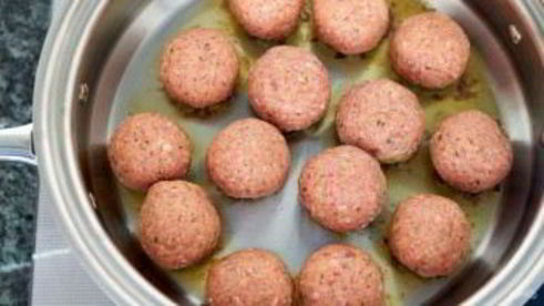 спагетти с мясными шариками в томатном соусе