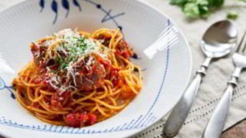 спагетти с мясными шариками в томатном соусе
