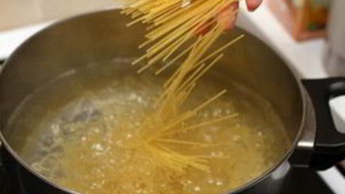 спагетти с сосиской и соусом