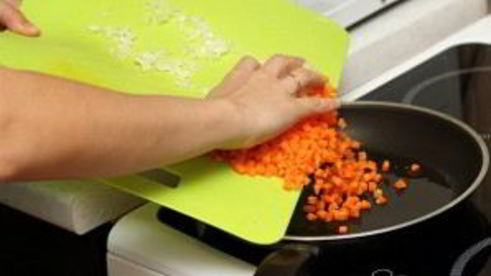 спагетти с сосиской и соусом