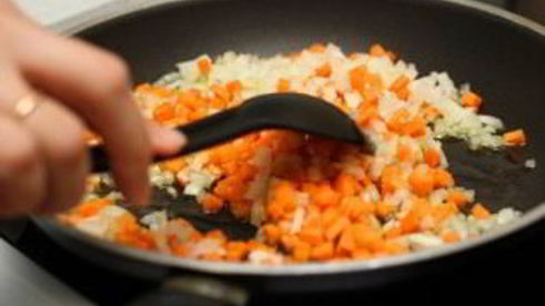 спагетти с сосиской и соусом