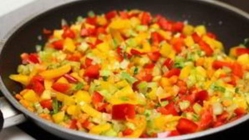 спагетти с сосиской и соусом