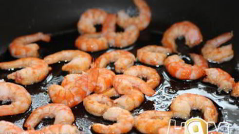 спагетти в чесночно-сливочном соусе с креветками