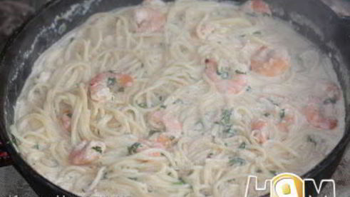 спагетти в чесночно-сливочном соусе с креветками