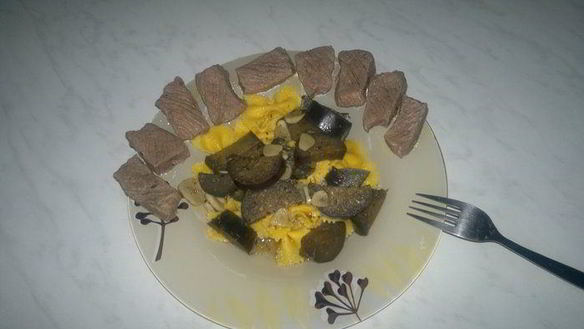 Рецепт Яичные макароны бантики с чесночным баклажаном и мраморной говядиной