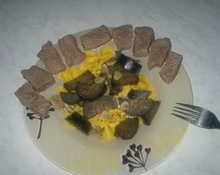 Яичные макароны бантики с чесночным баклажаном и мраморной говядиной