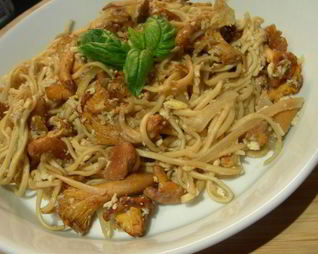 Жареная китайская лапша с яйцом и лисичками