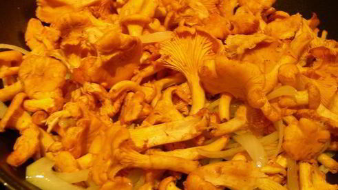 жареная китайская лапша с яйцом и лисичками