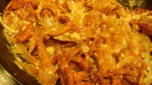 жареная китайская лапша с яйцом и лисичками