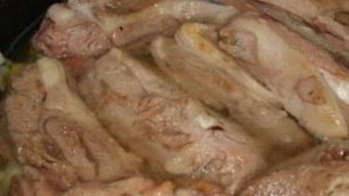 баранина, тушеная в вине