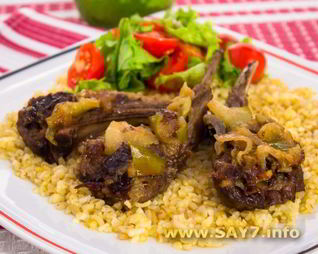 Бараньи ребрышки с яблоками, черносливом и булгуром