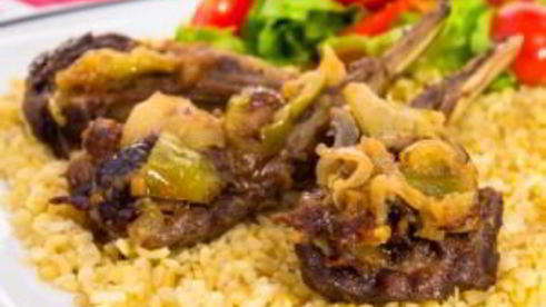 бараньи ребрышки с яблоками, черносливом и булгуром