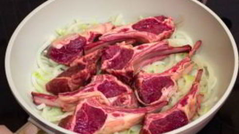 бараньи ребрышки с яблоками, черносливом и булгуром