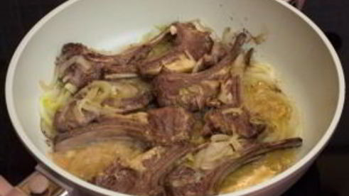 бараньи ребрышки с яблоками, черносливом и булгуром