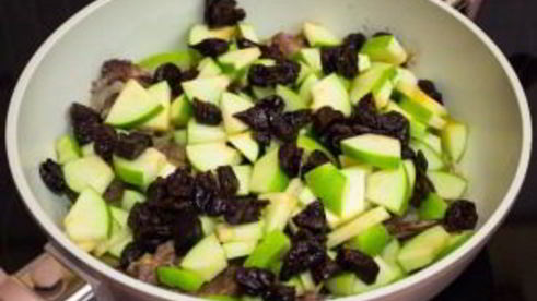 бараньи ребрышки с яблоками, черносливом и булгуром