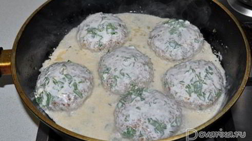 биточки в сметанном соусе