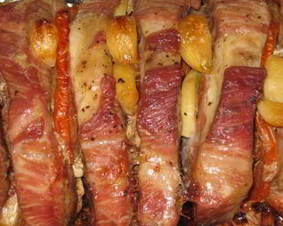 Фаршированная свиная шея с помидорами