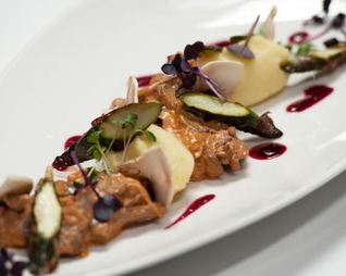 Говядина по-строгановски с клюквенным соусом