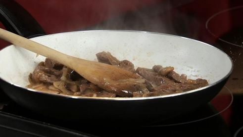 говядина по-строгановски с клюквенным соусом